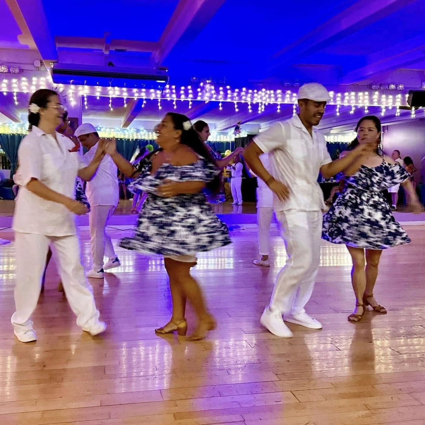 Salsa Rueda dancing at an event.